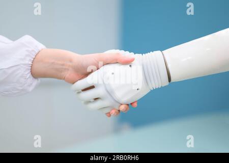 Techniker, der den Roboterbionarm in der Prothetik testet Stockfoto