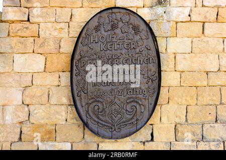 Deutschland, Rheinland-Pfalz, Neustadt a. d. Weinstraße, alte Holzweinpresse, Wand, Schild Stockfoto