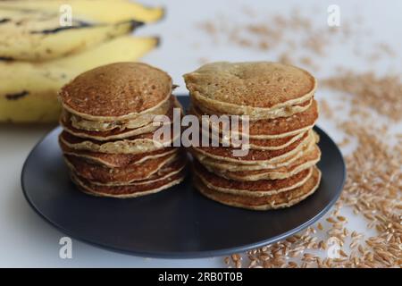 Khapli-Weizenplantain-Pfannkuchen. Eine gesunde Version von Pfannkuchen aus Emmerweizenmehl, reifer Plantain, gesüßt mit Jaggery. Eine Version von Pfannkuchen wi Stockfoto