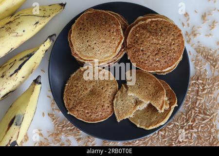 Khapli-Weizenplantain-Pfannkuchen. Eine gesunde Version von Pfannkuchen aus Emmerweizenmehl, reifer Plantain, gesüßt mit Jaggery. Eine Version von Pfannkuchen wi Stockfoto