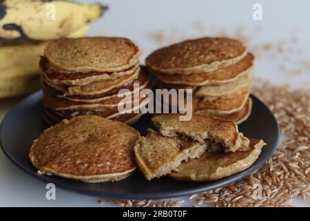 Khapli-Weizenplantain-Pfannkuchen. Eine gesunde Version von Pfannkuchen aus Emmerweizenmehl, reifer Plantain, gesüßt mit Jaggery. Eine Version von Pfannkuchen wi Stockfoto