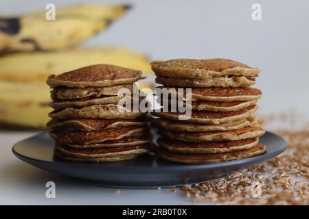 Khapli-Weizenplantain-Pfannkuchen. Eine gesunde Version von Pfannkuchen aus Emmerweizenmehl, reifer Plantain, gesüßt mit Jaggery. Eine Version von Pfannkuchen wi Stockfoto