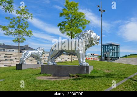 Deutschland, Nordrhein-Westfalen, Wuppertal, Löwen vor dem alten Eisenbahnhauptquartier. Stockfoto