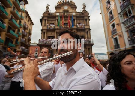 Pamplona, Spanien. 06. Juli 2023. Die La Pamplonesa Band tritt während der Festlichkeiten in San Fermín auf. Um 12pm Uhr beginnen die Feierlichkeiten in San Fermin mit dem Start von „El Chupinazo“ vom Rathaus von Pamplona. Sieben Tage Festlichkeiten, die durch die Straßen von Pamplona gehen, der Chupinazo gibt den Beginn der Party, die Stadt Pamplona schläft nicht in sieben Tagen für 24 Stunden. Stierkämpfe, Mittagessen, Abendessen, Musikbands und eine gute Atmosphäre während der sieben Festtage. Kredit: SOPA Images Limited/Alamy Live News Stockfoto