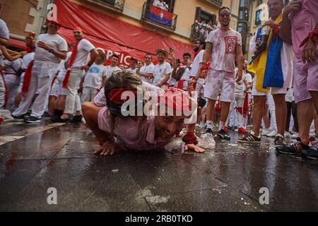 Pamplona, Spanien. 06. Juli 2023. Die Teilnehmer feiern Stunden vor dem Chupinazo während der Festlichkeiten in San Fermín. Um 12pm Uhr beginnen die Feierlichkeiten in San Fermin mit dem Start von „El Chupinazo“ vom Rathaus von Pamplona. Sieben Tage Festlichkeiten, die durch die Straßen von Pamplona gehen, der Chupinazo gibt den Beginn der Party, die Stadt Pamplona schläft nicht in sieben Tagen für 24 Stunden. Stierkämpfe, Mittagessen, Abendessen, Musikbands und eine gute Atmosphäre während der sieben Festtage. Kredit: SOPA Images Limited/Alamy Live News Stockfoto