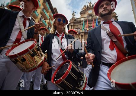 Pamplona, Spanien. 06. Juli 2023. Pamplona-Dudelsackspieler treten während der Festlichkeiten in San Fermin auf. Um 12pm Uhr beginnen die Feierlichkeiten in San Fermin mit dem Start von „El Chupinazo“ vom Rathaus von Pamplona. Sieben Tage Festlichkeiten, die durch die Straßen von Pamplona gehen, der Chupinazo gibt den Beginn der Party, die Stadt Pamplona schläft nicht in sieben Tagen für 24 Stunden. Stierkämpfe, Mittagessen, Abendessen, Musikbands und eine gute Atmosphäre während der sieben Festtage. Kredit: SOPA Images Limited/Alamy Live News Stockfoto