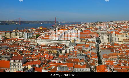 Blick vom Castelo de Sao Jorge über den Fluss Tejo auf die Brücke von 25, Lissabon, Estremadura, Portugal Stockfoto