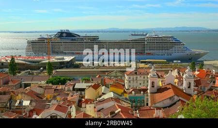 Blick auf Alfama und Kreuzfahrtterminal vom Aussichtspunkt Santa Luzia, Lissabon, Extremadura, Portugal Stockfoto