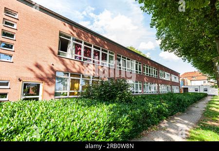 Warendorf, Deutschland. 06. Juli 2023. Blick auf eine von der Polizei durchsuchte Flüchtlingsunterkunft in Warendorf. Die Staatsanwaltschaft hat insgesamt 15 Gebäude in Nordrhein-Westfalen im Anti-Terror-Kampf gegen eine mutmaßliche Terrorzelle durchsuchen lassen. Offiziere in Bielefeld, Bornheim, Düsseldorf, Ennepetal, Gelsenkirchen, Gladbeck, Kamen, Lippstadt, Warendorf und Witten, so Innenminister Reul. Insgesamt wurden sieben Männer zwischen 20 und 46 Jahren verhaftet, sagte er. Kredit: Niels-Peter Wissmann/dpa/Alamy Live News Stockfoto