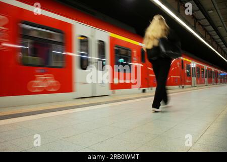 Ankunft im Vorortzug, Klasse 420 in Verkehrsrot, Feuersee-Station, Passagiere, Stuttgart, Baden-Württemberg, Deutschland Stockfoto