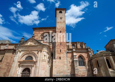 Vor der Fassade der Kathedrale, Sigüenza, Provinz Guadalajara, Spanien Stockfoto