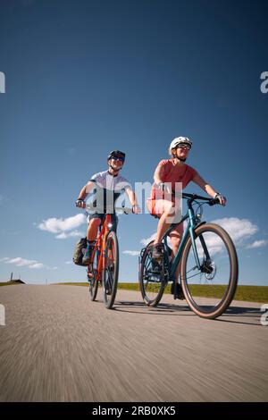 Ein Paar, Mann und Frau, die mit Fahrrädern, Trekkingrad, Stockfoto