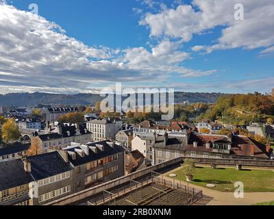 Blick auf das gegenüberliegende Flussufer von der königlichen Burg in der französischen Stadt Pau. Das antike Schloss de Pau und sein formeller Garten befinden sich im alten Teil Stockfoto