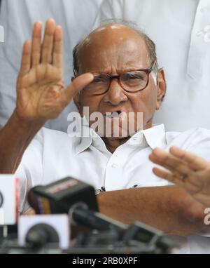 Neu-Delhi, Indien. 06. Juli 2023. Präsident der Nationalistischen Kongresspartei (NCP) Sharad Pawar (Zentrum) spricht nach der Sitzung des NCP-Arbeitsausschusses in seiner Residenz in Neu-Delhi vor den Medien. Sharad Pawar sagte: "Ich bin der Präsident der Partei. Der NCP-Arbeitsausschuss hat den Beschluss gebilligt, die Rebellenführer Ajit Pawar und neun weitere, die als Minister der Regierung von Shinde-Fadnavis wegen Parteifeindlichkeit vereidigt wurden, auszuweisen. Kredit: SOPA Images Limited/Alamy Live News Stockfoto