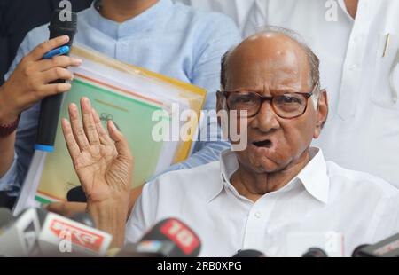 Neu-Delhi, Indien. 06. Juli 2023. Präsident der Nationalistischen Kongresspartei (NCP) Sharad Pawar (Zentrum) spricht nach der Sitzung des NCP-Arbeitsausschusses in seiner Residenz in Neu-Delhi vor den Medien. Sharad Pawar sagte: "Ich bin der Präsident der Partei. Der NCP-Arbeitsausschuss hat den Beschluss gebilligt, die Rebellenführer Ajit Pawar und neun weitere, die als Minister der Regierung von Shinde-Fadnavis wegen Parteifeindlichkeit vereidigt wurden, auszuweisen. Kredit: SOPA Images Limited/Alamy Live News Stockfoto