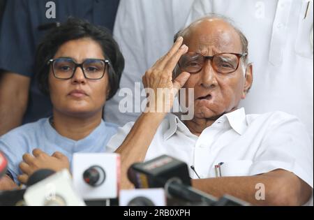 Neu-Delhi, Indien. 06. Juli 2023. Präsident der Nationalistischen Kongresspartei (NCP) Sharad Pawar (Zentrum) spricht nach der Sitzung des NCP-Arbeitsausschusses in seiner Residenz in Neu-Delhi vor den Medien. Sharad Pawar sagte: "Ich bin der Präsident der Partei. Der NCP-Arbeitsausschuss hat den Beschluss gebilligt, die Rebellenführer Ajit Pawar und neun weitere, die als Minister der Regierung von Shinde-Fadnavis wegen Parteifeindlichkeit vereidigt wurden, auszuweisen. Kredit: SOPA Images Limited/Alamy Live News Stockfoto