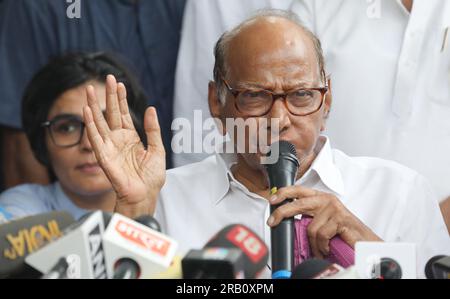 Neu-Delhi, Indien. 06. Juli 2023. Präsident der Nationalistischen Kongresspartei (NCP) Sharad Pawar (Zentrum) spricht nach der Sitzung des NCP-Arbeitsausschusses in seiner Residenz in Neu-Delhi vor den Medien. Sharad Pawar sagte: "Ich bin der Präsident der Partei. Der NCP-Arbeitsausschuss hat den Beschluss gebilligt, die Rebellenführer Ajit Pawar und neun weitere, die als Minister der Regierung von Shinde-Fadnavis wegen Parteifeindlichkeit vereidigt wurden, auszuweisen. Kredit: SOPA Images Limited/Alamy Live News Stockfoto