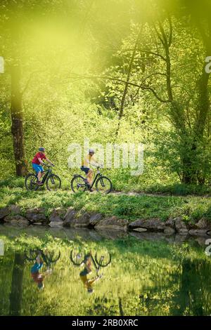 Ein Paar, Mann und Frau, die mit Fahrrädern, Trekking, Reisegrad reisen Stockfoto