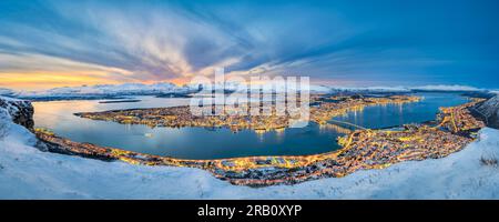 Winterpanorama bei Sonnenuntergang über Tromso, Norwegen Stockfoto