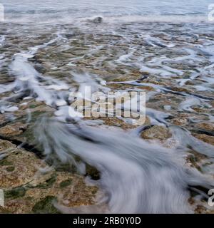 Klippen, Kreideküste, Kreideklippen, sehenswert, sehenswert, Landschaftlich reizvolle Schönheit, malerischer Ort, Impressionismus, Strand, Stein, Steinstrand, Klippe, Kreidewand, Welle, Wasser, Meer, Himmel, Riff, Brandung, Whitecap, Felsbogen, Felsnadel, Küstenlandschaft Stockfoto