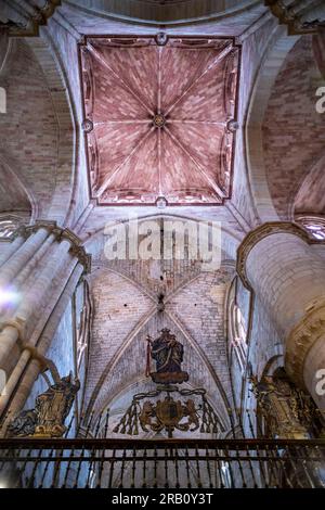Zentraler Teil des Daches der romanischen gotischen Siguenza-Kathedrale, Spanien, die während des Bürgerkriegs 1936 schwer beschädigt wurde Stockfoto