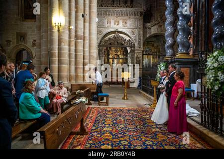 Hochzeit im Inneren der Kathedrale Santa María, Sigüenza, Provinz Guadalajara, Spanien Stockfoto