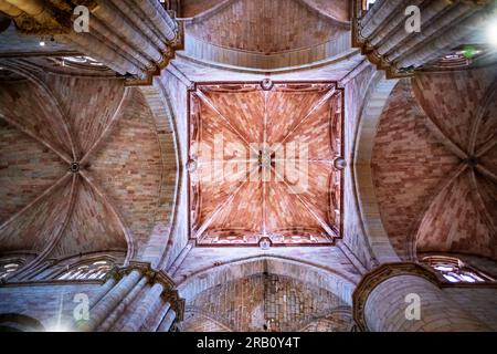 Zentraler Teil des Daches der romanischen gotischen Siguenza-Kathedrale, Spanien, die während des Bürgerkriegs 1936 schwer beschädigt wurde Stockfoto