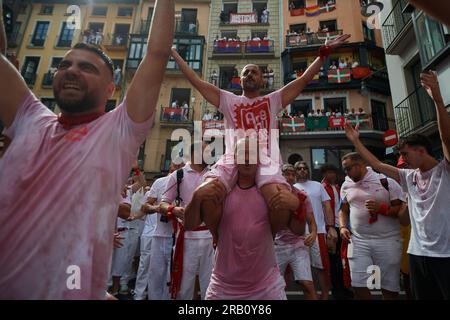 Pamplona, Spanien. 06. Juli 2023. Mehrere junge Menschen haben sich während der San Fermin-Feierlichkeiten mit Wein befleckt. Um 12pm Uhr beginnen die Feierlichkeiten in San Fermin mit dem Start von „El Chupinazo“ vom Rathaus von Pamplona. Sieben Tage Festlichkeiten, die durch die Straßen von Pamplona gehen, der Chupinazo gibt den Beginn der Party, die Stadt Pamplona schläft nicht in sieben Tagen für 24 Stunden. Stierkämpfe, Mittagessen, Abendessen, Musikbands und eine gute Atmosphäre während der sieben Festtage. (Foto: Elsa A Bravo/SOPA Images/Sipa USA) Guthaben: SIPA USA/Alamy Live News Stockfoto