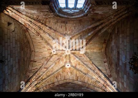 Zentraler Teil des Daches der romanischen gotischen Siguenza-Kathedrale, Spanien, die während des Bürgerkriegs 1936 schwer beschädigt wurde Stockfoto