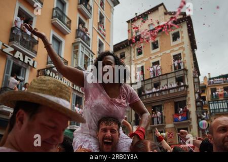 Pamplona, Spanien. 06. Juli 2023. Eine Frau sitzt auf den Schultern eines Mannes während der Feierlichkeiten in San Fermin. Um 12pm Uhr beginnen die Feierlichkeiten in San Fermin mit dem Start von „El Chupinazo“ vom Rathaus von Pamplona. Sieben Tage Festlichkeiten, die durch die Straßen von Pamplona gehen, der Chupinazo gibt den Beginn der Party, die Stadt Pamplona schläft nicht in sieben Tagen für 24 Stunden. Stierkämpfe, Mittagessen, Abendessen, Musikbands und eine gute Atmosphäre während der sieben Festtage. (Foto: Elsa A Bravo/SOPA Images/Sipa USA) Guthaben: SIPA USA/Alamy Live News Stockfoto