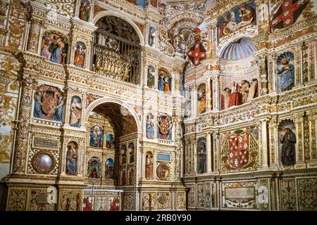 Altarbild im Inneren der Kathedrale Santa María, Sigüenza, Provinz Guadalajara, Spanien Stockfoto