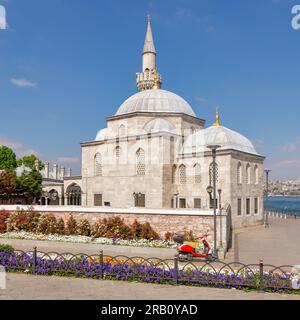 Semsi-Pascha-Moschee, eine osmanische Moschee im Stadtteil Uskudar, Istanbul, Türkei, auf der asiatischen Seite der Bosporus-Straße, entworfen vom osmanischen kaiserlichen Architekten Mimar Sinan Stockfoto