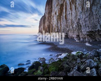 An der Plage des Petites Dalles, Normandie. Stockfoto