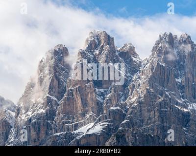 Blick auf die Brenta, eine Bergkette der südlichen Kalksteinalpen in Trentino in Norditalien. Stockfoto