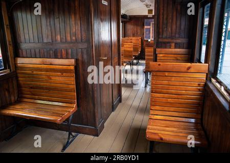 Innenbus des El Tren de Arganda-Zuges oder des Tren de la Poveda-Zuges in Arganda del Rey, Madrid, Spanien. Im Jahr 1990 hat eine Gruppe von Eisenbahnenthusiasten übernommen Stockfoto