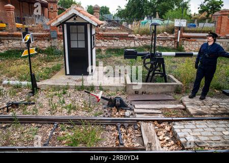 Bahnhof Poveda, Zug El Tren de Arganda oder Zug Tren de la Poveda in Arganda del Rey, Madrid, Spanien. Im Jahr 1990 hat eine Gruppe von Eisenbahnenthusiasten übernommen Stockfoto