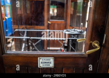 Innentür des Zuges El Tren de Arganda oder des Zuges Tren de la Poveda in Arganda del Rey, Madrid, Spanien. Im Jahr 1990 hat eine Gruppe von Eisenbahnenthusiasten übernommen Stockfoto