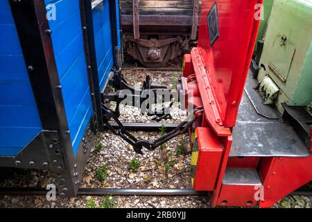 Konvoi des Zuges El Tren de Arganda oder des Zuges Tren de la Poveda in Arganda del Rey, Madrid, Spanien. 1990 erwarb eine Gruppe von Eisenbahnenthusiasten ein o Stockfoto