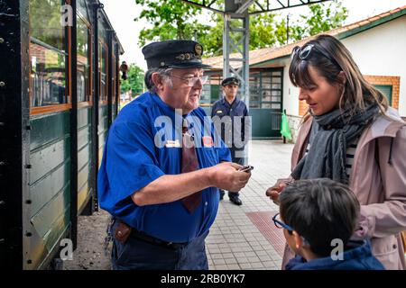 Bahnhof Poveda, Zug El Tren de Arganda oder Zug Tren de la Poveda in Arganda del Rey, Madrid, Spanien. Im Jahr 1990 hat eine Gruppe von Eisenbahnenthusiasten übernommen Stockfoto