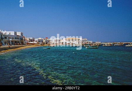 Gescanntes Bild   die attraktive Küste auf der griechischen Insel Mykonos, Teil der Kykladen 1977. Beliebt bei Rucksacktouristen in den 70er Jahren Stockfoto