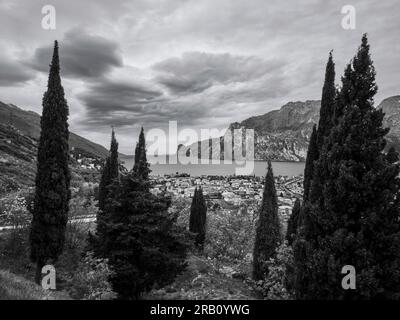 Blick über den Gardasee, Torbole. Stockfoto