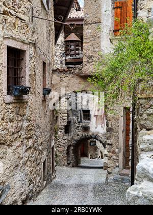 Historisches Bergdorf Canale di Tenno, wie vor langer Zeit... Stockfoto