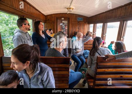 Passagiere im Zug El Tren de Arganda oder Tren de la Poveda in Arganda del Rey, Madrid, Spanien. Im Jahr 1990 gab es eine Gruppe von Eisenbahnenthusiasten Stockfoto