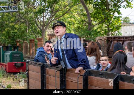 Passagiere des Zuges El Tren de Arganda oder des Zuges Tren de la Poveda in Arganda del Rey, Madrid, Spanien. Im Jahr 1990 hat eine Gruppe von Eisenbahnenthusiasten übernommen Stockfoto