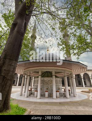 Innenhof der kaiserlichen osmanischen Moschee Atik Valide aus dem 16. Jahrhundert, mit Ablutionsbrunnen an der Vorderseite, auf einem Hügel über dem Stadtteil Uskudar, auf der asiatischen Seite von Istanbul, Türkei Stockfoto