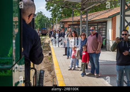 Bahnhof Poveda, Zug El Tren de Arganda oder Zug Tren de la Poveda in Arganda del Rey, Madrid, Spanien. Im Jahr 1990 hat eine Gruppe von Eisenbahnenthusiasten übernommen Stockfoto