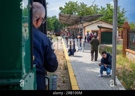 Bahnhof Poveda, Zug El Tren de Arganda oder Zug Tren de la Poveda in Arganda del Rey, Madrid, Spanien. Im Jahr 1990 hat eine Gruppe von Eisenbahnenthusiasten übernommen Stockfoto