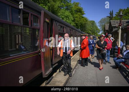 Nachstellung der WW2 Jahre (Retro-Kleidung, altes rollendes Material, historische stationäre Kutsche) – Haworth Station, West Yorkshire, England, Großbritannien. Stockfoto