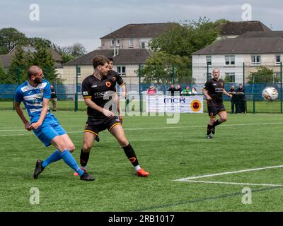 Glasgow, Schottland, Großbritannien. 1. Juli 2023: Rossvale Men spielen Nithsdale Wanderers in einer Vorsaison-Freundschaft im Huntershill Sport Complex, Glasgow. Stockfoto