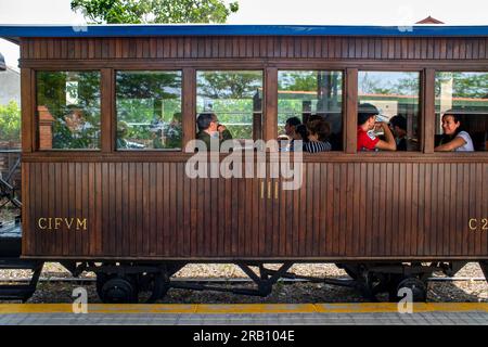 Passagiere im Zug El Tren de Arganda oder im Zug Tren de la Poveda in Arganda del Rey, Madrid, Spanien. Im Jahr 1990 hat eine Gruppe von Eisenbahnenthusiasten die Akquise übernommen Stockfoto